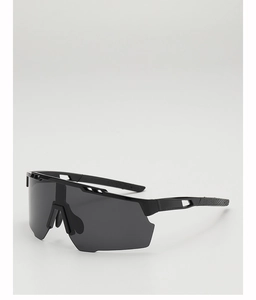 Détail des lunettes de sport noires montrant les branches ajourées et la texture antidérapante