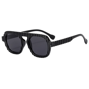 Lunettes de soleil aviateur noires avec monture à texture nervurée et verres fumés foncés