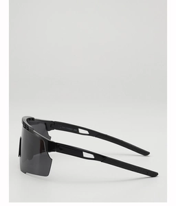 Détail de lunettes de soleil de sport pour enfants avec branches creuses et texture