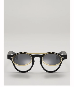 Détail de lunettes de soleil rondes rétro avec monture double couche et verres relevables