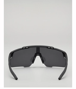 Détail des verres UV gris foncé et monture noire mate sur les lunettes de sport enfants