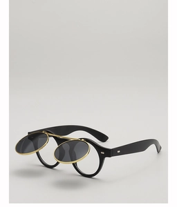 Détail de lunettes steampunk à volet avec monture noire et verres ronds teintés dorés