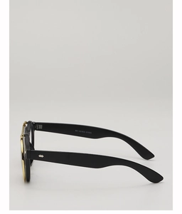 Détail de lunettes de soleil rondes rétro à double couche avec clip en métal doré