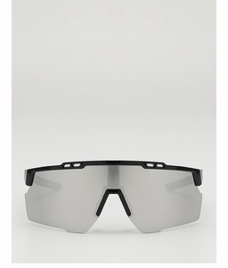 Détail de lunettes de sport pour enfants avec verres miroirs et évents de ventilation