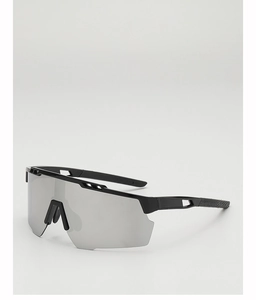 Détail de lunettes de cyclisme enfant, monture noire et verres miroir avec aérations