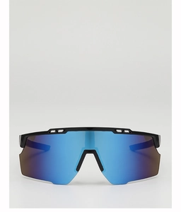 Vue frontale de lunettes de sport pour enfants avec verres bleus et monture noire vélo