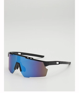 Détail de lunettes de cyclisme à miroir bleu avec monture noire mate et aérations