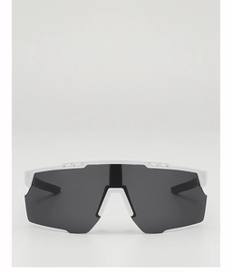 Détail de lunettes de soleil cyclisme blanches avec verres UV et aérations