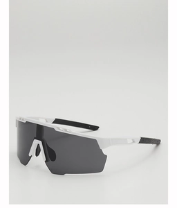 Détail des lunettes de soleil sport enfant blanches avec verres de protection gris
