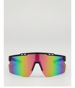 Détail de lunettes de cyclisme enfant avec verre arc-en-ciel et monture noire