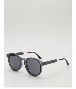 Detail der runden Sonnenbrille mit halbtransparentem dunkelgrauem Rahmen und Gläsern