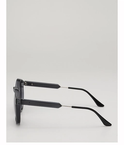 Seitenansicht der schwarzen quadratischen Sonnenbrille mit Metallscharnier und Bügeln