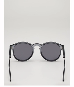 Detailansicht einer runden Vintage-Sonnenbrille mit grauem Rahmen und dunklen Gläsern