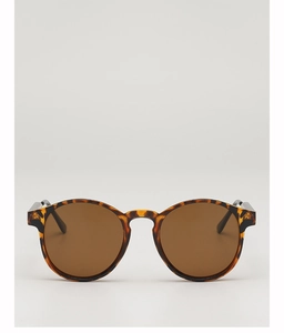 Detail einer runden Sonnenbrille mit Schildpatt-Rahmen und braunen Gläsern im Retro-Look
