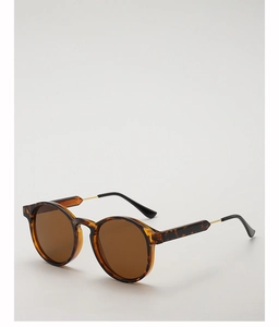 Detail einer runden Sonnenbrille mit Schildpatt-Rahmen, getönten Gläsern und Goldmetallbügeln