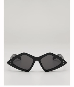 Vue de face des lunettes de soleil géométriques en forme de diamant avec monture noire