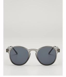 Detail der runden, mattgrauen Sonnenbrille mit dunklen UV-Gläsern für Damen