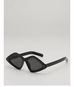 Détail de lunettes de soleil œil-de-chat géométriques noires avec rivets en métal et monture