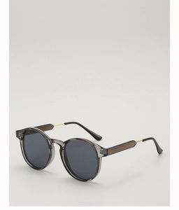 Detailaufnahme der grauen Sonnenbrille mit Metallscharnier und UV-Schutzgläsern