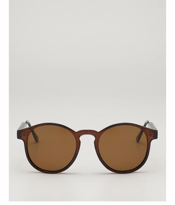 Detailansicht der runden Sonnenbrille in Bernstein-Optik mit dunkelbraunen Gläsern und Nasensteg