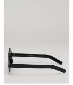 Détail de la branche de lunettes œil de chat vintage avec rivets argentés et modèle 23311