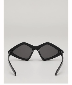 Vue détaillée de dessus de lunettes de soleil œil de chat géométriques noires brillantes