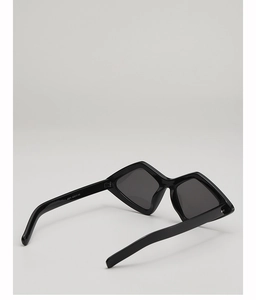 Détail de lunettes de soleil œil de chat géométriques noires avec code modèle Z3311
