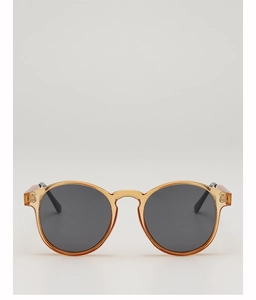 Detail der bernsteinfarbenen runden Sonnenbrille mit dunklen Gläsern und schwarzen Bügeln