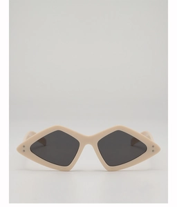 Détail de lunettes de soleil œil de chat géométriques crème avec verres foncés