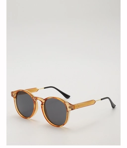 Detailansicht der bernsteinfarbenen Retro-Sonnenbrille mit goldenen Metallbügeln und Gläsern