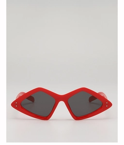 Vue de face des lunettes de soleil rouges tendance en forme de losange avec rivets
