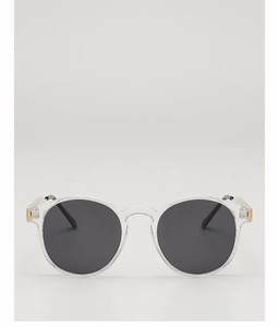 Detailansicht der transparenten Sonnenbrille mit dunklen Gläsern und goldener Verzierung