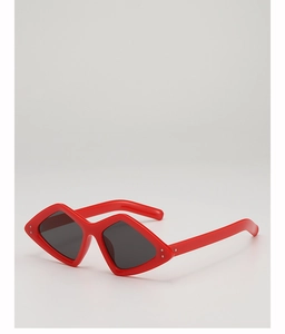 Vue détaillée des lunettes de soleil œil-de-chat rouges audacieuses avec verres gris foncé