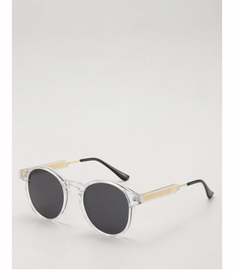 Detailansicht der Retro-Rundsonnenbrille mit klarem Rahmen und goldenem Metallkern im Bügel