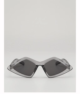 Vue détaillée des lunettes de soleil géométriques avec monture grise translucide