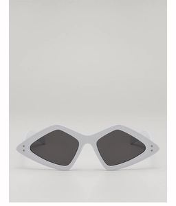 Gros plan sur les lunettes de soleil géométriques blanches avec verres foncés et rivets