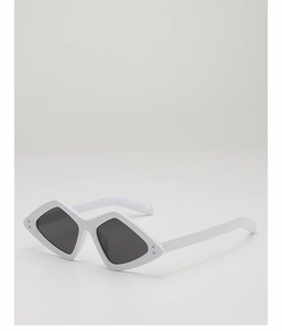 Vue détaillée de lunettes de soleil œil-de-chat blanches avec des verres foncés