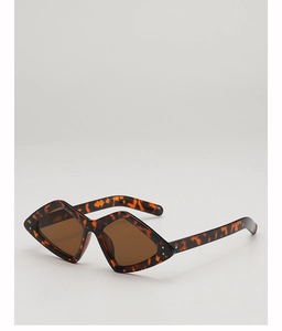 Détail de lunettes de soleil losange écaille avec rivets métalliques et verres foncés