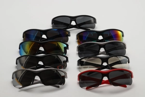 Collection de lunettes de soleil sport pour enfants avec verres colorés et montures