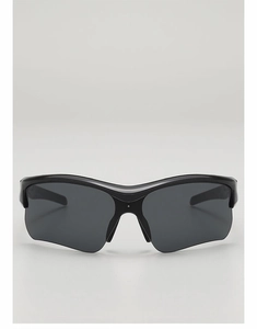 Gros plan de lunettes de soleil de sport enveloppantes noires pour enfants et activités de plein air