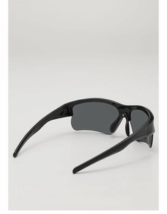 Détail de lunettes de cyclisme noires avec monture aérodynamique et plaquettes de nez