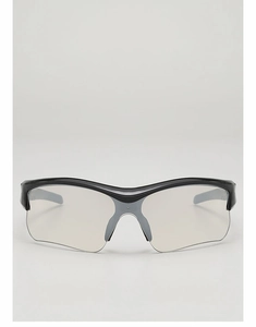 Détail des plaquettes de nez ergonomiques grises sur lunettes de sport pour enfants