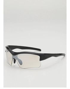 Gros plan sur la monture demi-cerclée noire et les branches de lunettes de sport pro