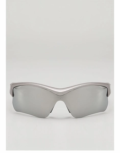 Détail de lunettes de sport enfant avec verres miroir argentés et monture Y2K