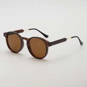 Retro-Rundsonnenbrille in Schildpattoptik mit bernsteinfarbenen Gläsern und Golddetails