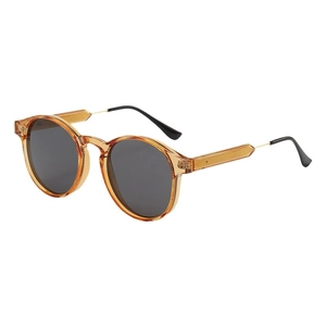 Retro-Sonnenbrille mit bernsteinfarbenem Rundrahmen und dunkelgrauen Gläsern auf weißem Grund