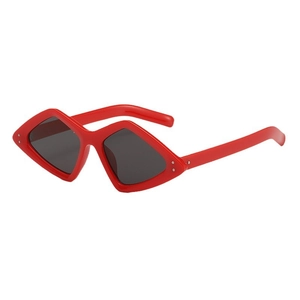 Lunettes de soleil géométriques rouges en diamant avec verres gris foncé vue à 45 degrés