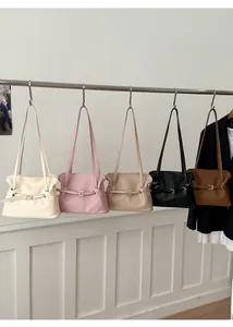 Detalle de bolsos shopper grandes en cinco colores, incluidos crema, rosa y caramelo