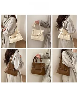 Detalles del bolso hobo plisado con hebilla de cinturón en colores crema y marrón oscuro