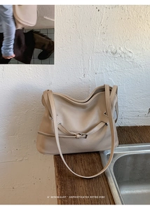 Detalle del bolso tote beige con pliegues y correa decorativa con hebilla metálica